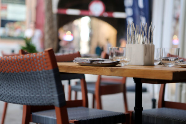 blog-city-restaurant-table-pavement-11